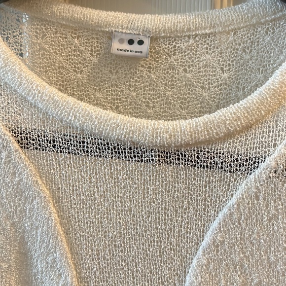 Three Dots pretty top with ruched waist - Picture 2 of 4